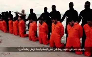 Imagen tomada de un video publicado en en portal de videos Youtube el 15 de febrero de 2015, de militantes del Estado Islámico (EI). (Foto Colprensa)