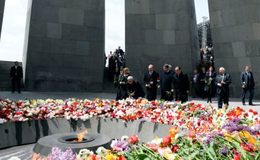 El presidente de Armenia, Serge Sarkisian; el presidente ruso, Vladimir Putin; presidente de Chipre, Nicos Anastasiades; y el presidente francés, Francois Hollande, ponen flores en la ofrenda floral establecido al pie del monumento Genocidio, en el marco del centenario del genocidio armenio. (Foto AFP)