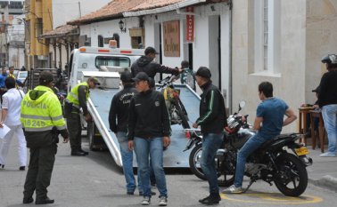 Las autoridades de tránsito hacen controles en el centro de la ciudad para retirar los vehículos mal estacionados. Foto roberto Ospino | La Opinión