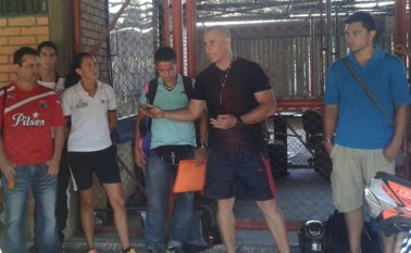 El metodólogo de Indenorte Luis Enrique Martínez (centro) explicó durante el taller de escuelas de iniciación deportiva que los entrenadores no deben exigir demasiado al niño que está en plena formación, sino que vea el deporte como un juego o diversión, al comienzo. Foto Cortesía