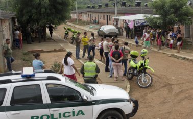 Unas 15 familias llegaron el jueves en la noche y se instalaron en igual número de viviendas vacías en el proyecto de vivienda Desplazados 1 y 2 en la vereda Los Mangos. Foto Alfredo Estévez | La Opinión
