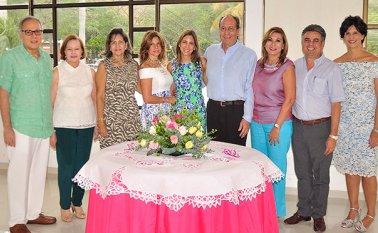 En la foto de izquierda a derecha: Eliseo Silva, Gloria Mogollón de Silva, Martha Hernández de Colmenares, Carolina Hoyos, Cristina Silva, Ernesto Silva, Yolanda Rey de Colmenares, Raúl Colmenares y Silvana Flórez de Hoyos. La Opinión