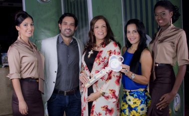 En la foto de izquierda a derecha: Alejandro Estrada, actor cucuteño; Carmen Elisa Ortiz, gerente de Unicentro; y Laura Cáceres de Díaz, gestora social del departamento, acompañados de las modelos de protocolo. Alfredo Estévez