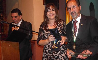 La secretaria de Cultura de Norte de Santander, Silvia Corzo R., entregó la orden José Eusebio Caro, a Luis Páez G., presidente de la Academia. Cortesía