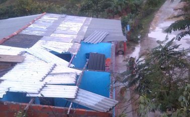 Los techos de las viviendas fueron derribados. Las afectaciones también se registraron en cultivos. Cortesía