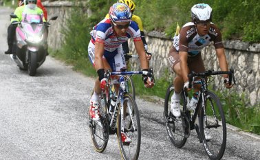 Carlos Betancur (derecha) cerró el top10 de la jornada, a tres minutos y 19 segundos de Landa. Colprensa