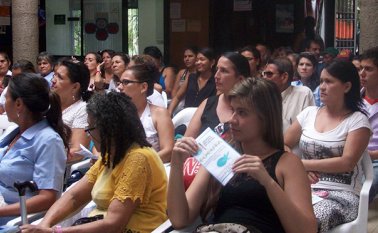Las madres de las comunas 3 y 4 participaron en el taller sobre violencia intrafamiliar y de género. La Fundación Impulsar hizo parte de la actividad. Cortesía