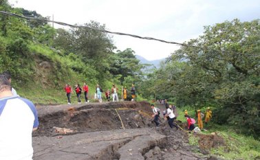 Los aguaceros y una falla geológica en San Bernardo de Bata destrozaron la carretera  Cortesía