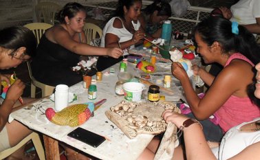 Las mujeres de la asociación Manantial de Vida reciben los talleres de arte a cargo de instructores del Sena.
 Cortesía