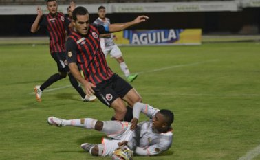 El Cúcuta Deportivo en partido a puerta cerrada no pudo derrotar al Envigado anoche en el General Santander e igualó 0-0 y continúa sumido en la zona del descenso. Juan Pablo Bayona