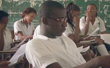 El documental cuenta la historia de tres jóvenes que salen del colegio y deben definir su futuro en sus últimas vacaciones. Colprensa