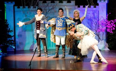 Caspian Segundo , Caspian I, la reina Kenya, Caspian III y la reina Alysha, elenco de ‘Maléfica y Caspian’ . Luis Alfredo Estévez