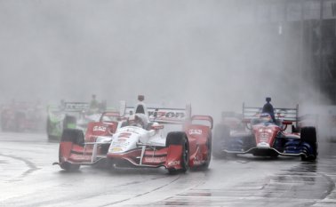 El piloto colombiano lideró parte de la carrera en Detroit. AP