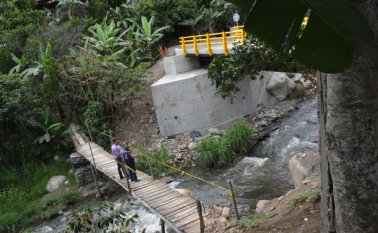 En la parte baja de la imagen se aprecia el puente de madera que había sido construido por la comunidad. Roberto Ospino