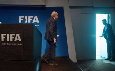 Momento en el que Blatter abandona el recinto tras anunciar su salida de la Fifa. AFP