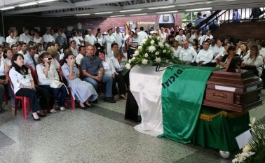 Amigos y familiares de Fabián Espinosa velan el cuerpo sin vida en las instalaciones del Palacio de Justicia de Cúcuta. Juan Pablo Bayona