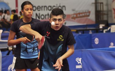 Los tenimesistas vallecaucanos Juan Cardona y María Camila Flórez se sobrepusieron a un 9-3 en el quinto set de la final de dobles mixtos Sub-15 en el nacional de tenis, al vencer a la dupla antioqueña Manuela Echeverri y Alejandro Ramírez. Edinsson Figueroa