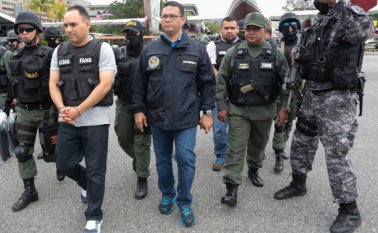 El Ministerio de Relaciones Interiores de Venezuela y Telesur difundieron fotografías y un video del momento en que el exconcejal de Cúcuta, Julio Vélez, arribó a Caracas, esposado. Telesur