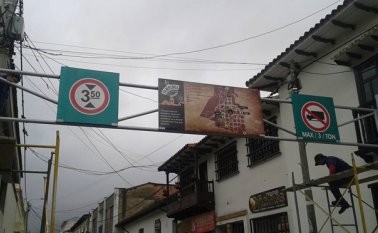 Menos de dos horas duraron instaladas las vallas de protección del Centro Histórico. Cortesía