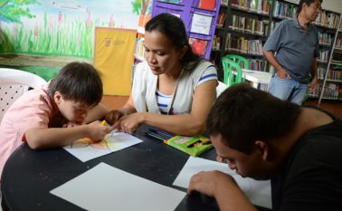 Claudia Sanabria lleva siete años como bibliotecaria. A diario trabaja en promoción de lectura con niños de la primera infancia, adultos mayores y madres cabeza de familia. Rodrigo Sandoval