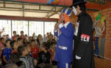 En reuniones con niños, la guerrilla lleva payasos y algunos se disfrazan de mimos para contarles chistes. Colprensa