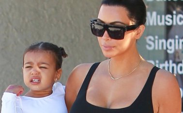 Kim Kardashian y su hija North. Internet