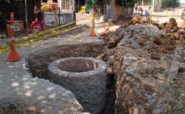 La reposición de la tubería de alcantarillado se ejecuta en este momento en Camilo Daza. Archivo