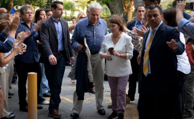 La esposa del líder de la oposición venezolana Antonio Ledezma, Mitzy Capriles (derecha) recibió en su casa al expresidente español Felipe González. AFP