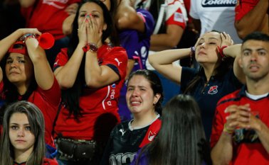 Los hinchas protagonizaron desmanes luego del final del partido. Colprensa