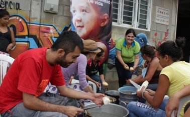 Padres e hijos compartieron un plato de sancocho y una muestra cultural en el comedor comunitario. Alfredo Estévez