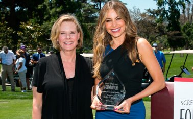 JoBeth Williams y Sofía Vergara durante un juego de golf de la fundación para recaudar fondos. AP