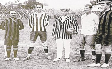 Manuel Fleitas, de Paraguay (izquierda), Arturo Parodi, de Chile y José Nasazzi, de Uruguay. Copa América Uruguay 1924. AFP