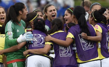 Las jugadoras del equipo colombiano celebran el gol de Daniela Montoya. AFP