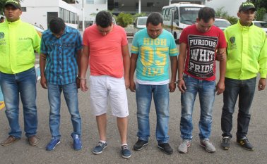 Los capturados intimidaban a sus víctimas con armas de fuego. Policía Nacional