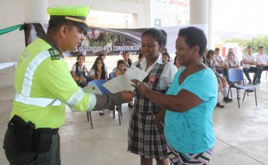 Los policías socializaron el Código Nacional de Tránsito. Cortesía