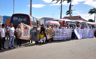 150 conductores, de 2.000 que forman parte de la planta del transporte de bus urbano, salieron a protestar. Edinsson Figueroa