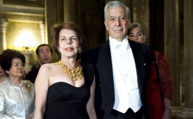 Esta fotografía de Mario Vargas Llosa junto a su esposa Patricia, fue tomada en el 2010. AP