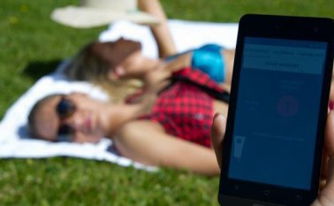 El bikini conectado a un smartphone avisa cuando hay que volver a ponerse crema solar. Internet