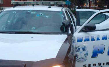 Una de las patrullas policiales recibió algunos de los balazos. AFP