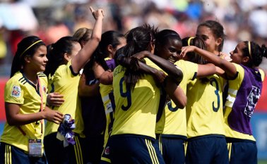 Los colombianas celebran su victoria contra Francia. AP