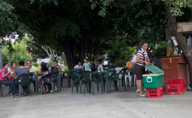 Buñuelos, pizzas, hamburguesas, perros calientes, son algunos de los alimentos vendidos en estos espacios. Alfredo Estévez