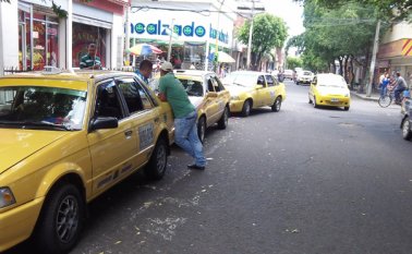 Dos de las modalidades de transporte informal que más imperan en Cúcuta son las del mototaxismo y la de taxi colectivo. Orlando Carvajal