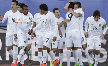 Los bolivianos celebraron el triunfo contundente. AP