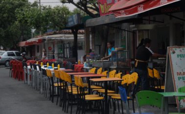 Apenas cae la tarde, la avenida 4 de Prados Norte es invadida por mesas, sillas, cocinas y asaderos de los comerciantes de la zona. Mario Caicedo
