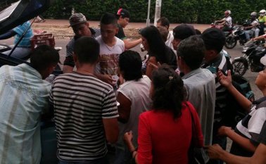 Dos horas antes de repartir los alimentos, los  voluntarios se reúnen para preparar entre todos la comida. Cortesía