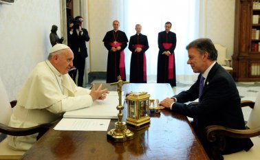 Francisco habla con el presidente Juan Manuel Santos durante su audiencia privada en el Vaticano. AFP
