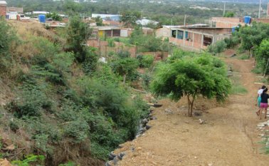 Este depósito de aguas negras atraviesa el barrio Los Límites de Villa del Rosario, cuyos habitantes piden sea canalizado de manera urgente, antes de que arrecien las lluvias. Suministrada