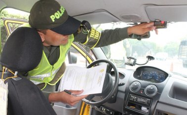 La Policía de Tránsito hace controles para que los conductores de taxi hagan uso del taxímetro. Archivo