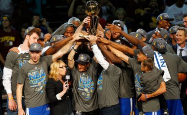 Los Warriors de Golden State celebran después de ganar contra los Cavaliers de Cleveland en Cleveland. AP