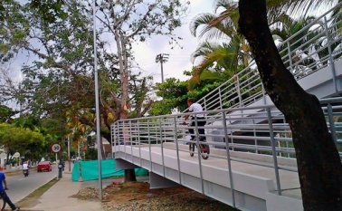 Entró en servicio el puente metálico que se instaló en la avenida Francisco Fernández de Contreras. Javier Sarabia